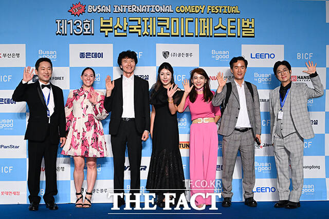 조광식 BICF 조직위원회 부집행위원장과 맬버른국제코미디페스티벌 드니스 다이마노스, 송진홍 BICF 자문위원회 부위원장, 엄혜경 BICF 자문위원회 위원, 최해욱 BICF 자문위원회 위원, 홍인규 BICF 조직위원회 수석(왼쪽부터).