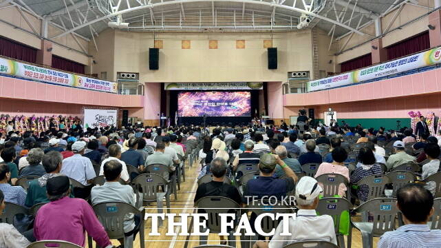 부여군은 27일 부여국민체육센터 실내체육관에서 ‘2025년 부여군 축산인 한마음대회’를 열고 있다. /부여군