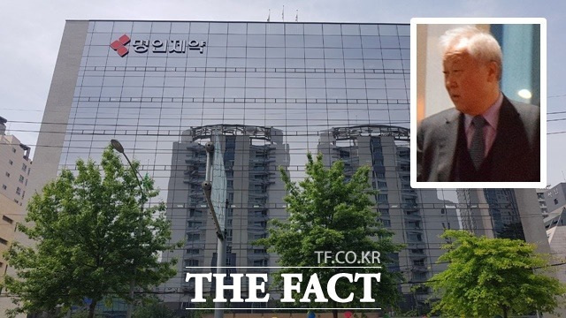 기업공개(IPO)를 앞둔 명인제약이 저평가 상장 논란에 휩싸였다. 일각에서는 승계 작업에 앞서 세금을 절감하기 위한 것 아니냐는 의혹이 제기되고 있다. 오른쪽 위는 이행명 명인제약 회장. /더팩트 DB