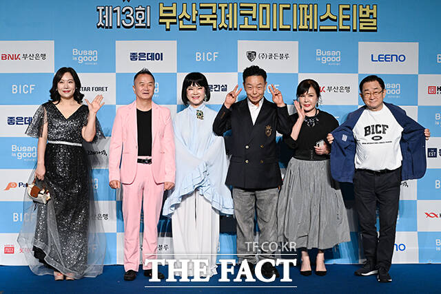 포즈 취하는 코미디협회 김송희와 배영만, 지영옥, 김학래, 이선민, 이홍렬(왼쪽부터).