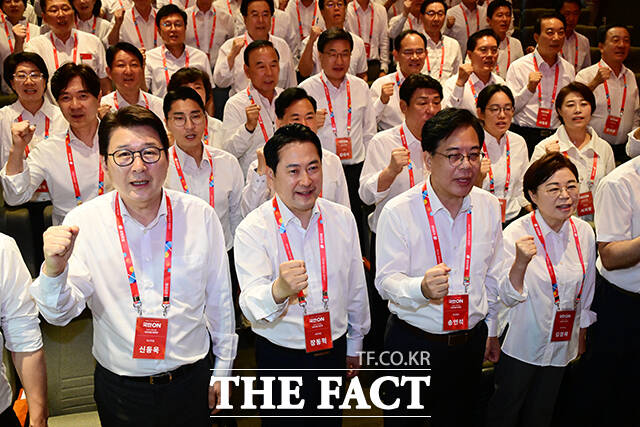 장동혁 국민의힘 대표와 송언석 원내대표를 비롯한 의원들이 28일 오후 인천 중구 인천국제공항공사 항공교육원에서 열린 2025 국민의힘 국회의원 연찬회에서 기념촬영을 하고 있다. /남윤호 기자