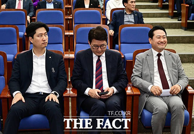 지난 27일 열린 국민의힘 의원총회 분위기는 전반적으로 화기애애했다. 사진은 친한계로 분류되는 우재준 청년최고위원(왼쪽부터), 신동욱 최고위원, 장 대표. /배정한 기자