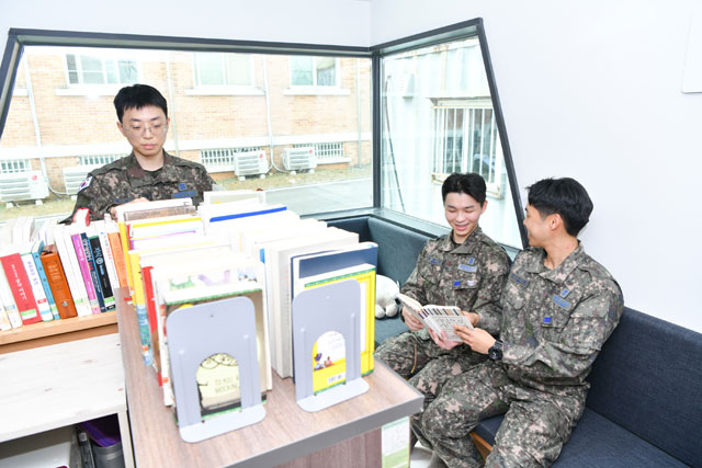지난 3월 공군 8930부대에 개관한 청춘책방 12호점에서 장병들이 독서를 하고 있다. /롯데