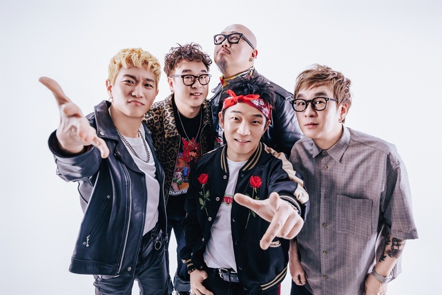 인디 문화의 시발점이 크라잉넛이라는 데 이견이 거의 없다. 크라잉넛은 1995년 클럽 드럭에서 라이브 공연을 시작했고 1996년 인디 음반에 참여했다. 이때부터 인디 신의 체계와 문화가 서서히 자리를 잡았다. /크라잉넛