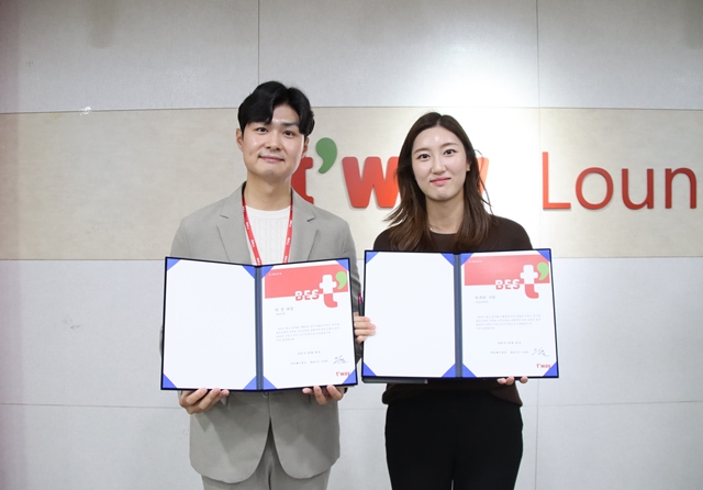 지난 28일 김포공항 화물청사에서 티웨이항공 2025년 상반기 서비스 우수직원에 선정된 수상자들이 수상 후 기념사진을 촬영하고 있다. /티웨이항공