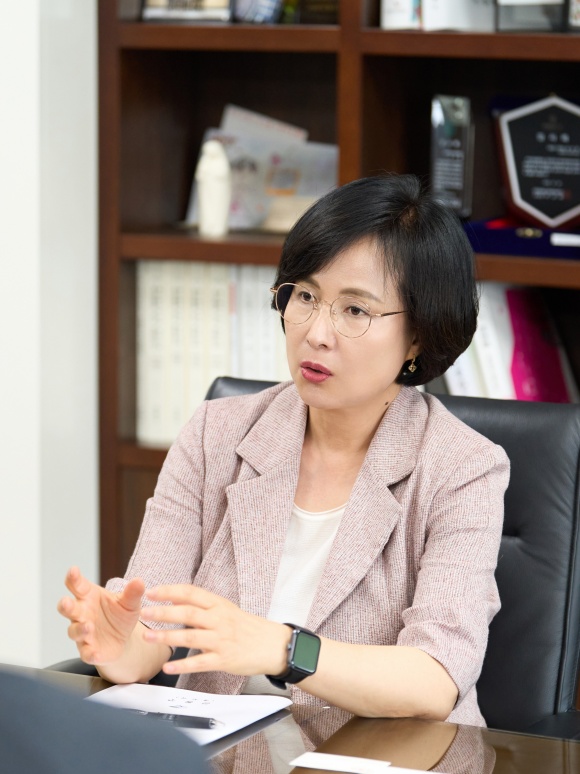이수희 강동구청장이 26일 서울 강동구청 집무실에서 <더팩트>와 인터뷰를 하고 있다. /강동구