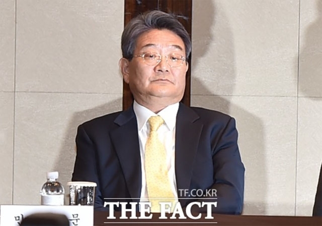 서울중앙지법 형사항소8-2부는 29일 변호사법 위반 혐의로 재판에 넘겨진 민유성 전 산업은행장의 항소심 2차 공판기일을 진행했다. /더팩트 DB