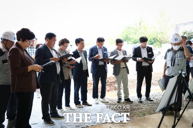 청양군의회 의원들이 지난 27일 제314회 임시회 회기 중 군이 추진 중인 핵심 사업 현장을 찾아 설명을 듣고 있다. /청양군의회