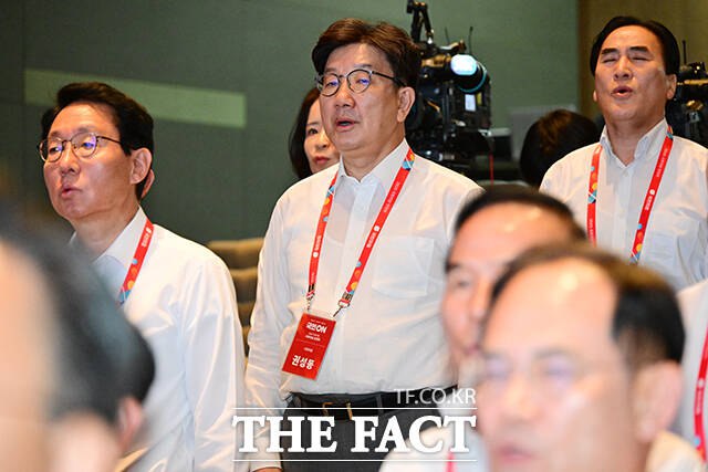 김건희 특검은 국민의힘 연찬회가 진행됐던 지난 28일 권성동(가운데) 의원에 대한 구속영장을 청구했다. 사진은 권 의원이 이날 인천 중구 인천국제공항공사 항공교육원에서 열린 2025 국민의힘 국회의원 연찬회에 참석한 모습. /남윤호 기자