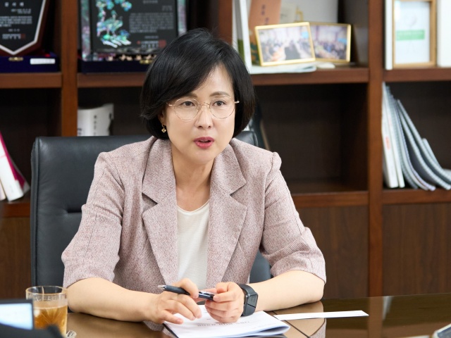 이수희 강동구청장이 26일 서울 강동구청 집무실에서 <더팩트>와 인터뷰를 하고 있다. /강동구