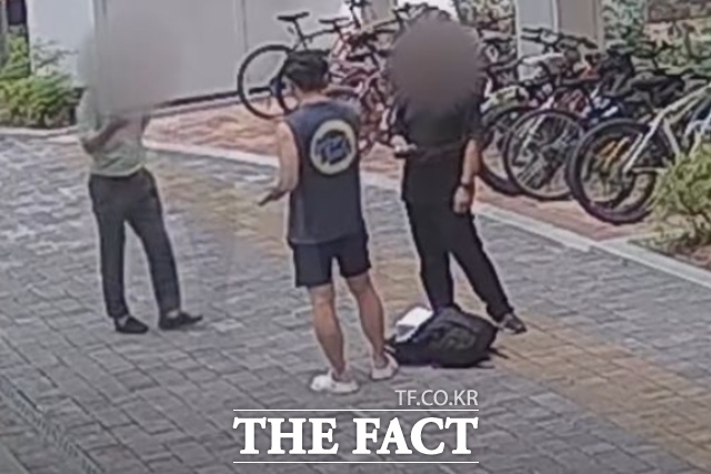 전화 금융 사기 현금 수거책이 휴가 중인 경찰에게 발각돼 검거된 모습. /대전경찰청 제공