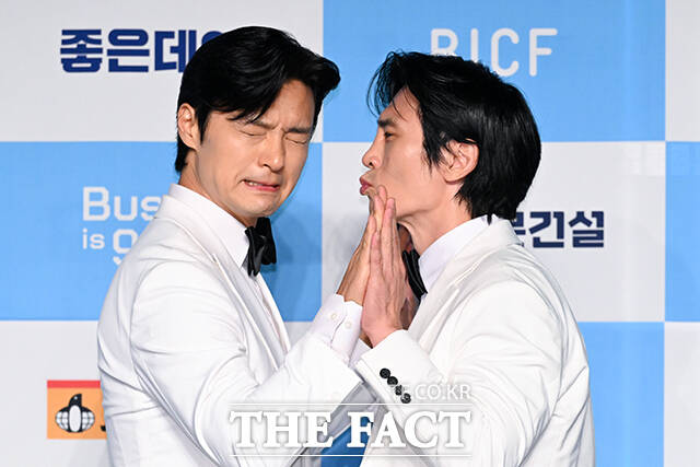 코미디언 강완서(왼쪽)와 김재욱.