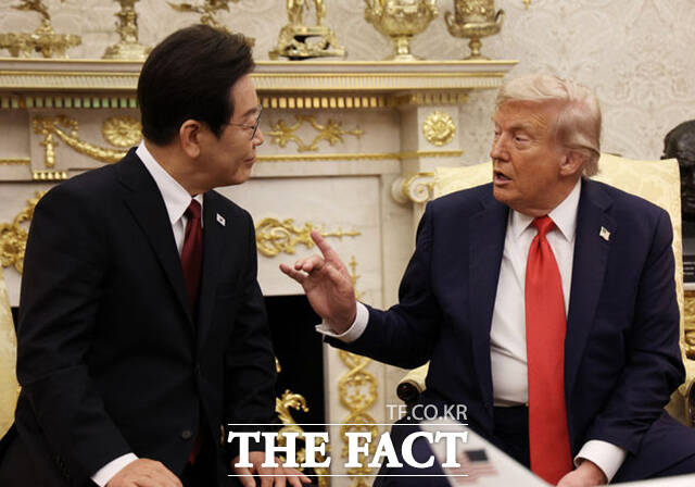 이재명 대통령과 도널드 트럼프 미국 대통령이 25일(현지 시간) 미국 워싱턴DC 백악관에서 한미 정상회담을 하고 있다. /워싱턴=뉴시스