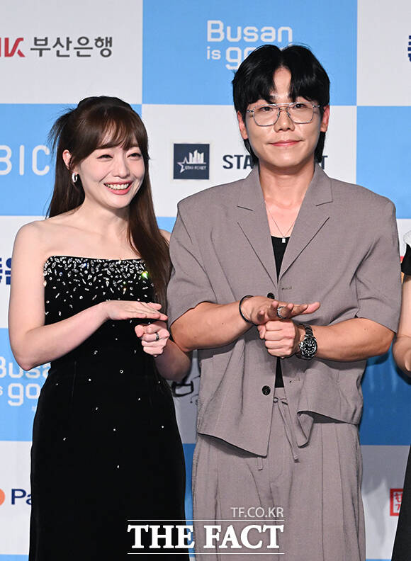 코미디언 나현영(왼쪽)과 송필근.