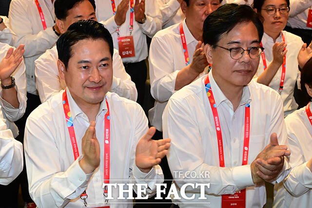 국민의힘 장동혁(왼쪽) 대표와 송언석 원내대표가 28일 오후 인천 중구 인천국제공항공사 항공교육원에서 열린 2025 국민의힘 국회의원 연찬회에서 박수를 치는 모습. /남윤호 기자