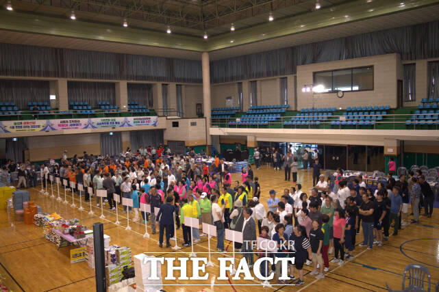 28일 부여군이 유스호스텔 실내경기장에서 졸업생과 재학생이 함께하는 굿뜨래농업대학 한마음대회를 열고 있다. /부여군