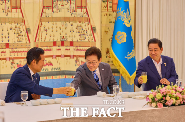이재명 대통령과 더불어민주당 의원들이 29일 오후 청와대 영빈관에서 오찬을 가졌다. 사진은 정청래 민주당 대표(왼쪽)와 김병기 원내대표. /뉴시스