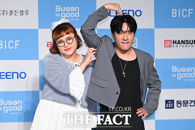 코미디언 조수연(왼쪽)과 신윤승이 29일 오후 부산 해운대구 벡스코 오디토리움에서 열린 제13회 부산국제코미디페스티벌 블루카펫에 참석해 포즈를 취하고 있다. /부산=서예원 기자