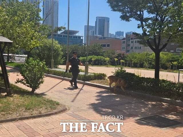 경찰이 폭발물을 설치했다고 협박을 받은 학교의 교정을 수색하고 있다. /부산경찰청