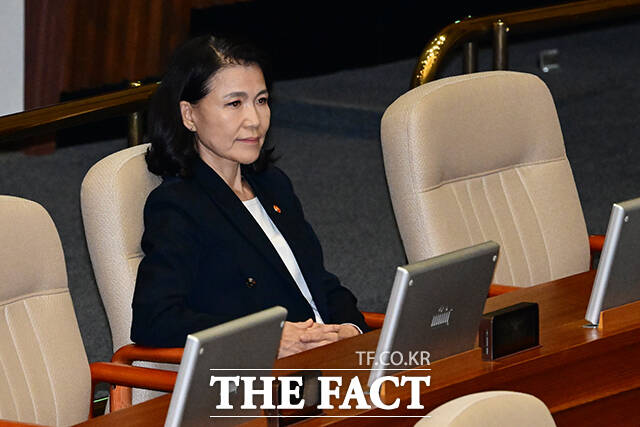 대통령실은 29일 이진숙 방송통신위원장에 대해 직권면직을 검토하고 있다는 입장을 밝혔다. 이 위원장이 22일 서울 여의도 국회에서 열린 본회의에서 한국교육방송공사법 일부개정법률안에 대한 무제한 토론을 청취하고 있다. /남윤호 기자