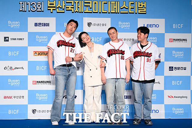 포즈 취하는 코미디언 송하빈과 안영미, 김주환, 문지완(왼쪽부터).