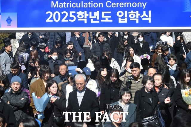 교육부와 한국대학교육협의회는 29일 2025년 8월 대학정보공시 분석 결과를 발표했다. 사진은 올해 서울대학교 입학식./장윤석 기자