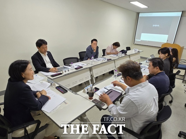 29일 전북 전주시 덕진구 금암동 전북대학교에서 열린 2025년 한국지방자치학회 하계국제학술대회의 전북대 부설 공공갈등과 지역혁신 연구소 세션(9분과)인 전북 지방자치 30년 평가에서 연구진들이 토론하고 있다. /전북도