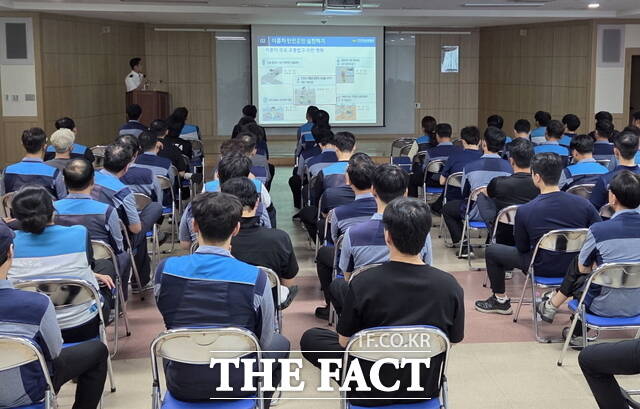 동천안우체국에서 직원을 대상으로 교통사고 예방을 위한 맞춤형 교통안전 교육을 진행하고 있다./천안동남경찰서