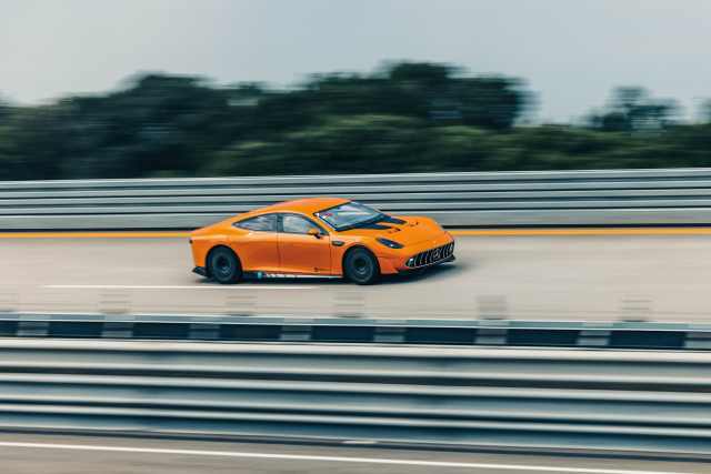 메르세데스-벤츠는 최근 이탈리아 나르도에 있는 고속 테스트 트랙에서 콘셉트 AMG GT XX가 24시간 동안 5479km를 주행해 장거리 주행 신기록을 세웠다고 밝혔다. 전기 콘셉트카 콘셉트 AMG GT XX. /벤츠코리아