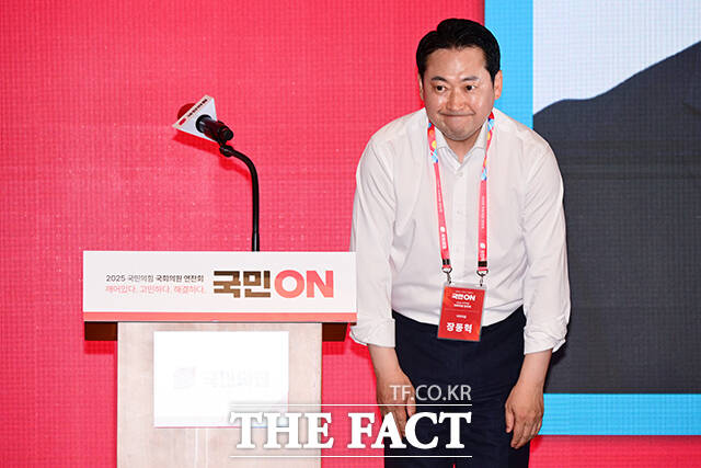 강성 노선을 예고했던 장동혁 국민의힘 대표가 자신의 지지 기반인 강성 지지층과 중도층 사이 아슬아슬한 줄타기를 이어가고 있다. 사진은 장 대표가 지난달 28일 오후 인천 중구 인천국제공항공사 항공교육원에서 열린 2025 국민의힘 국회의원 연찬회에서 인사하고 있는 모습. /남윤호 기자