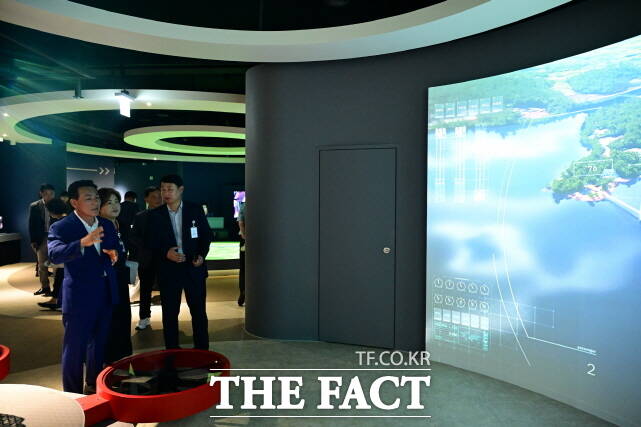 백성현 논산시장이 28일 백제군사박물관 내에 조성된 ‘어린이 AI 상상놀이터’ 정식 개관식에 참석하고 시설을 둘어보고 있다. /논산시