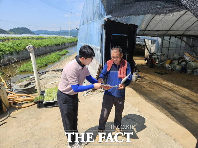 윤은원 청양군 농촌지도사가 한 농가에 폭염 대비 시설원예농가 관리요령에 대해 설명하고 있다. /청양군