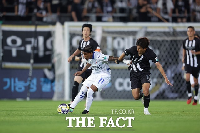 반전을 노리는 수원삼성과 3연승 의지를 보이는 성남의 맞대결은 K리그2 27라운드의 관심 매치로 이목을 집중시키고 있다./K리그
