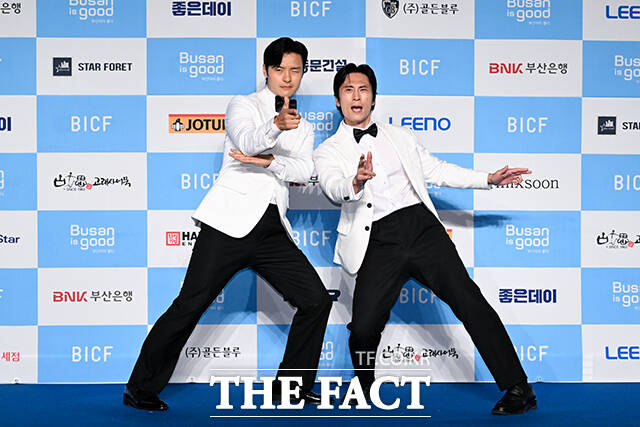 코미디언 강완서(왼쪽)와 김재우가 29일 오후 부산 해운대구 벡스코 오디토리움에서 열린 제13회 부산국제코미디페스티벌 블루카펫에 참석해 포즈를 취하고 있다. /부산=서예원 기자