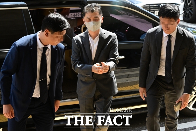 자본시장법 위반 혐의를 받고 있는 김범수 카카오 경영쇄신위원장이 29일 오후 서울 양천구 서울남부지방법원에서 열린 1심 결심공판에 출석하고 있다. 카카오의 창업자인 김범수 위원장은 지난 2023년 2월 SM엔터테인먼트를 인수하는 과정에서 경쟁사인 하이브의 공개매수를 방해하기 위해 원아시아파트너스 등과 공모해 SM엔터 주가를 공개매수인 12만원보다 높게 고정하는 방식으로 시세를 조종한 혐의를 받고 있다./ 남윤호 기자