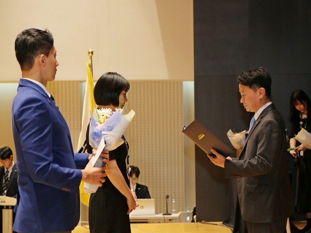 29일 개최된 에어부산 창립 18주년 기념행사에서 에어부산 정병섭 대표가 수상자 대표에게 상패를 전달하고 있다. /에어부산