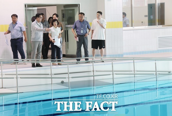 박희조 동구청장이 개관을 앞둔 인동 국민체육센터를 방문해 현장점검을 실시했다./대전 동구