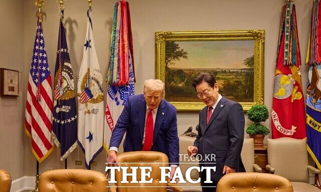 이재명 대통령이 25일(현지 시간) 미국 워싱턴DC 백악관에서 열린 한미 정상회담에 앞서 방명록 서명을 준비하며 도널드 트럼프 미국 대통령의 안내를 받고 있다./AP. 뉴시스