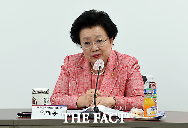 더불어민주당이 김건희 여사에게 금거북을 건네고 공직을 받았다는 의혹을 받는 이배용 국가교육위원장의 사퇴를 촉구했다. /임영무 기자