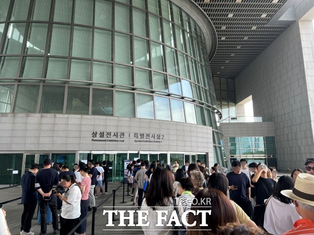 28일 오전 10시 서울 용산구 국립중앙박물관 개장을 앞두고 입구에 사람들이 줄을 서서 대기하고 있다. /이상빈 기자
