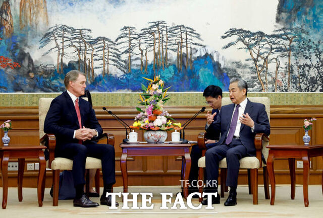 왕이 중국 외교부장(오른쪽)이 3일 베이징에서 데이비드 퍼듀 신임 주중 미국 대사를 면담하고 있다./중국 외교부