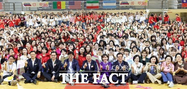 이장우 대전시장이 30일 대전공공형어린이집연합회 보육인 체육대회에 참석해 보육 교직원들을 격려했다./대전시