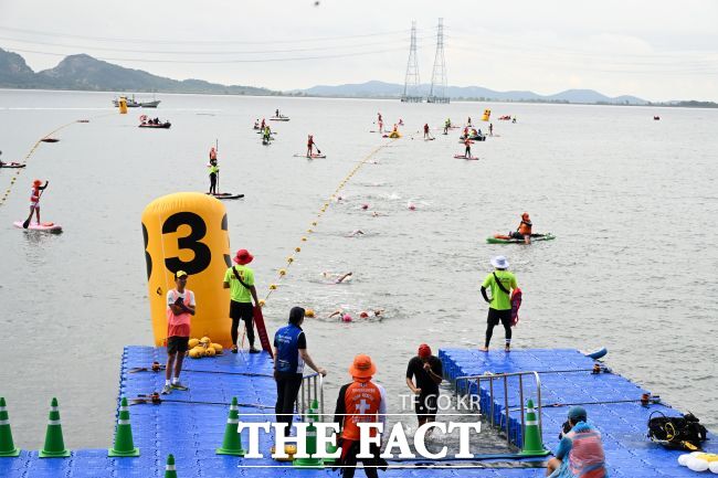 철인3종 경기에 참가한 선수들 모습./시흥시