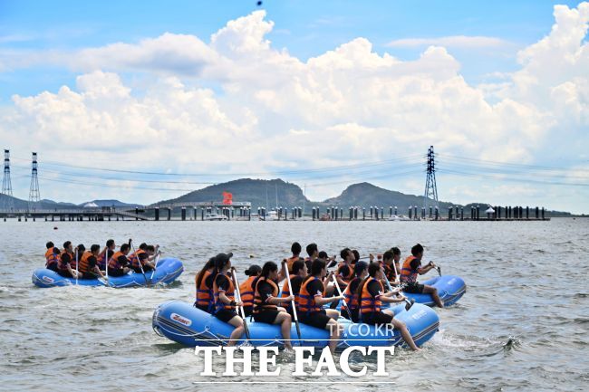 고무보트를 타고 즐기는 시민들 모습./시흥시