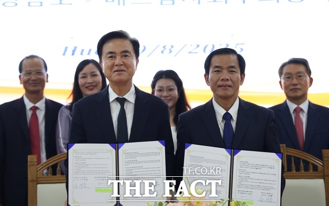 해외시장 개척 등을 위해 베트남 출장 중인 김태흠 충남도지사(왼쪽)가 29일 후에시 청사에서 으우옌 반 푸엉 인민위원장과 교류·협력 확대를 위한 우호협력협정을 체결했다 /충남도