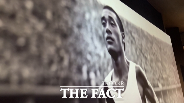 딥페이크 기술로 대형 스크린에 구현한 1936년 베를린 올림픽 마라톤 금메달리스트 故 손기정 옹. /이상빈 기자