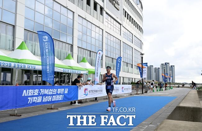 철인3종 경기에 참가한 선수들 모습./시흥시