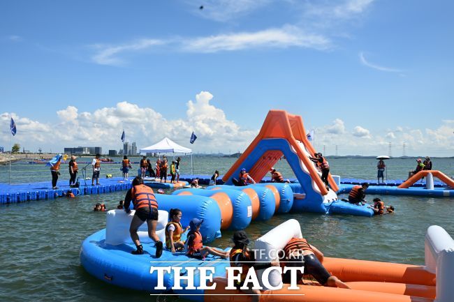 해양어드벤처를 즐기는 시민들 모습./시흥시
