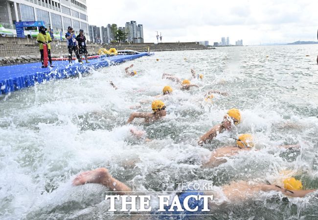 철인3종 경기에 참가한 선수들 모습./시흥시
