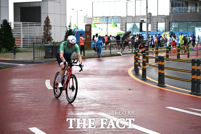 철인3종 경기에 참가한 선수들 모습./시흥시